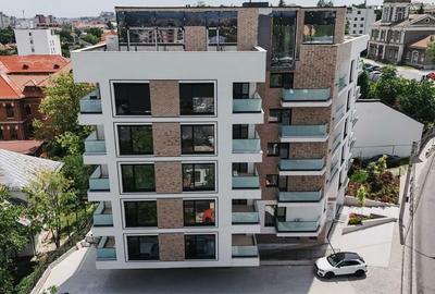 Apartament cu 3 camere decomandat în Exterior Vest