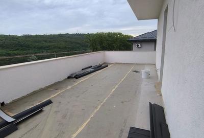 Casă cu 5 camere cu Teren 445 Mp în Cug