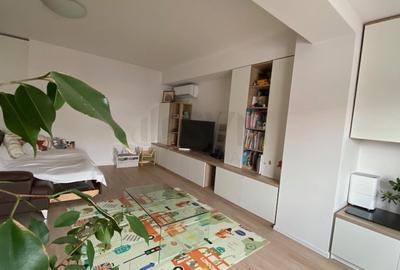 Apartament cu 3 camere semidecomandat în Băneasa