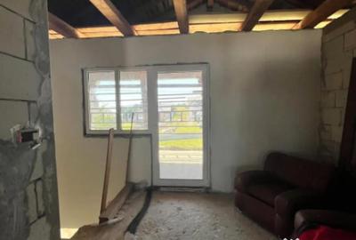 Casă cu 3 camere cu Teren 1000 Mp în Central - 1