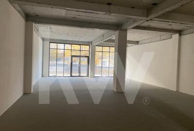 Spatiu comercial cu vitrina de 7 m - 2