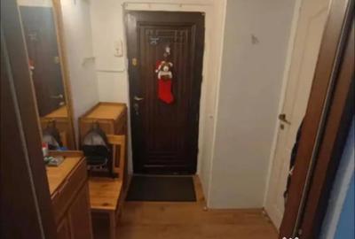 Apartament cu 3 camere semidecomandat în Rovine