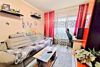 Zona Milcov , 3 camere semidecomandate , 50.000 EURO - 2