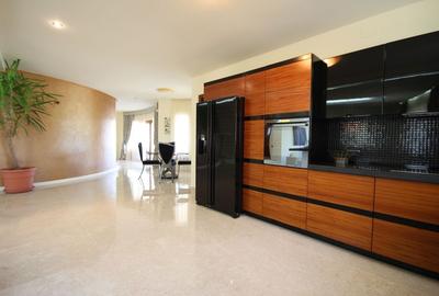 O casa deosebita cu Piscina - 1