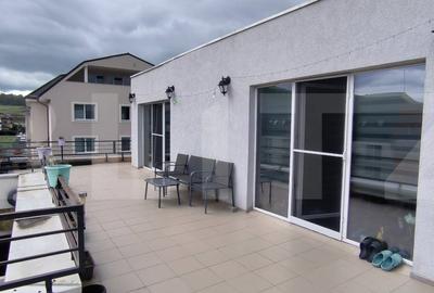 Apartament cu 3 camere, 63 mp utili, terasa de 88 mp, zona Cetatii