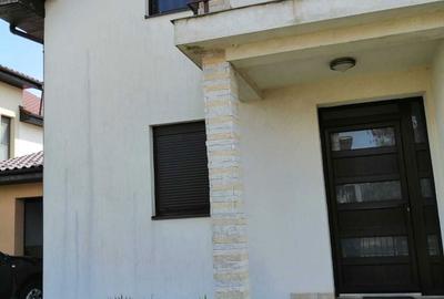 Casă cu 4 camere în Dumbrăvița