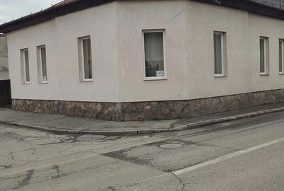 Casă cu 3 camere cu Teren 170 Mp în Central - 1