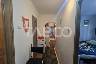 Apartament cu 3 camere decomandat, mobilat în Vasile Aaron - 2