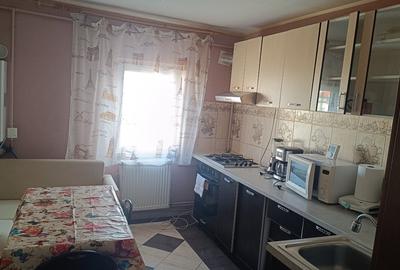 Închiriez apartament cu 2 camere , semidecomandat, mobilat si utilat ,etajul 4 - 2