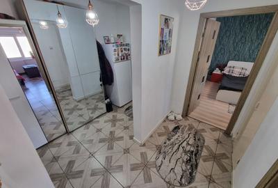 Apartament cu 2 camere decomandat, mobilat în CET - 5
