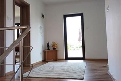 Casă individuală cu 5 camere în Central