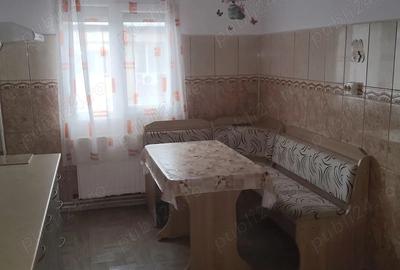 Vand apartament cu 4 camere decomandate in Caransebe?, cartier Pipirig, et.4