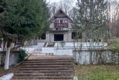Casă cu 20 camere cu Teren 10000 Mp în Central - 1