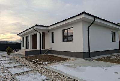 Casă individuală cu 4 camere cu Canalizare în Trivale - 1