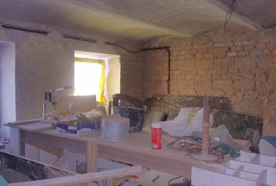 CASA SINGUR CURTE DE RENOVAT  cu teren 297 mp -ZONA PIATA UNIRII- comision 0% - 4