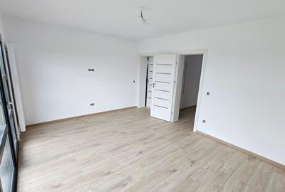 Casă cu 5 camere cu Teren 490 Mp în Păulești - 1