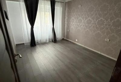 Apartament cu 3 camere decomandat în Piața Centrală