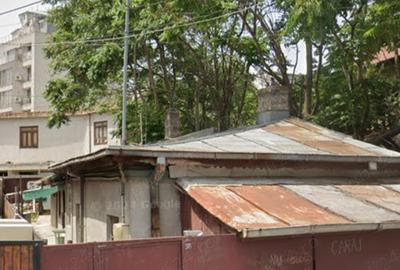 Vinzare casa,str.Nucului 38,metrou Mihai Bravu(necesita repara?ii)rog tel.09,00-14,00 - 2