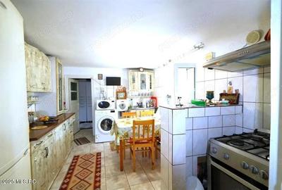 Casă cu 6 camere cu Teren 680 Mp în Palazu Mare - 2