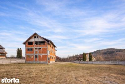 Casă cu Teren 4563 Mp în Central - 2