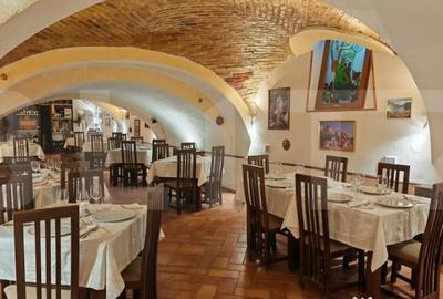 Spațiu comercial, de 350 mp, în P-ța Unirii - 10