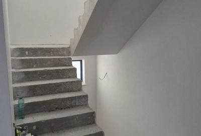 Casă cu 4 camere cu Teren 500 Mp în Km 5 - 12