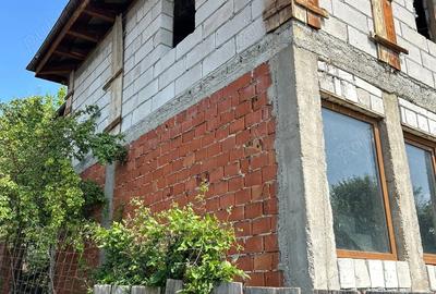 Vand casa cu etaj in comuna pietroasele ,Buzau