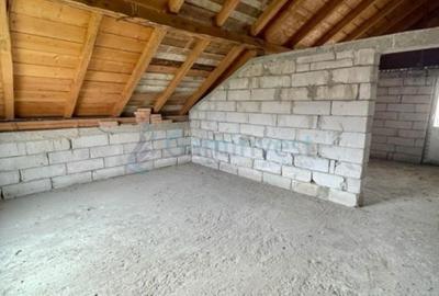 Casă cu 4 camere cu Teren 1000 Mp în Ceica - 2