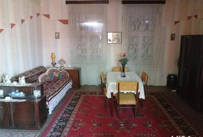 Casă cu 4 camere cu Teren 2900 Mp în Central - 1