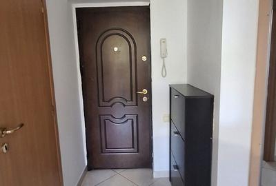 Apartament cu 3 camere semidecomandat în Obor