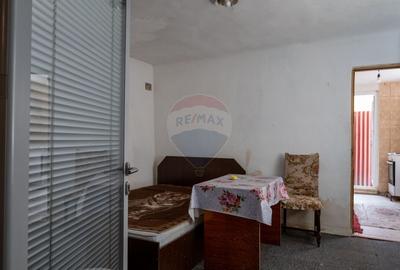 Oferta - casa de vanzare  si teren 241 mp, in zona Andronache - 5