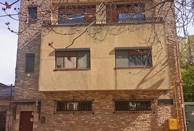Casă individuală cu 7 camere cu Canalizare în Ultracentral - 1