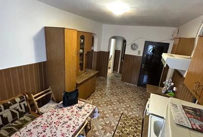 Se vinde apartament cu 3 camere, situat in Comane?ti, Bacau, etaj 4. - 2