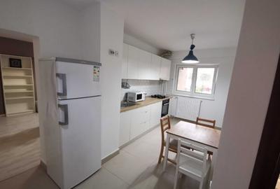 Apartament cu 3 camere semidecomandat în Văcăresti