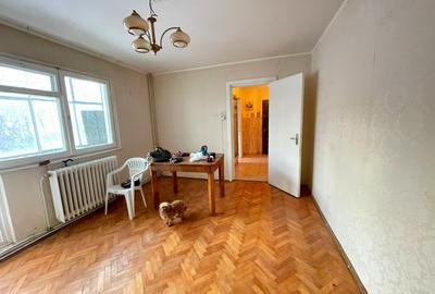 Apartament cu 3 camere decomandat în Podul de Piatră