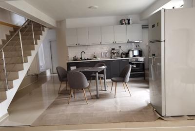 Casă cu 7 camere cu Canalizare în P-ța Victoriei