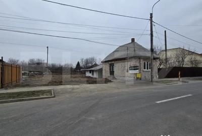 Casă cu 2 camere cu Teren 500 Mp în Botizului