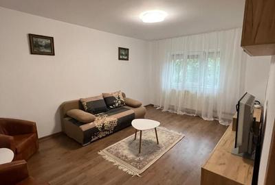 Apartament cu 3 camere semidecomandat în Soarelui