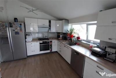 Casă cu 7 camere cu Teren 2203 Mp în Sântion - 2