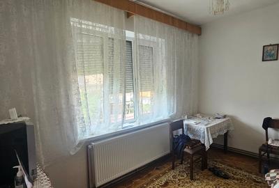 Vand apartament la casa,2 camere situat in zona Piata Cibin pe str.Darstelor et1