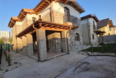 Casa de 4 camere , zona Tractorul