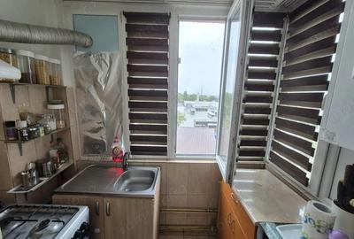 Vanzare apartament 2 camere, decomandat, zona lini?tita, strada Zambilelor - 5