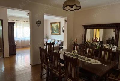 Casa de vanzare, centru, in zona foarte linistita. - 1