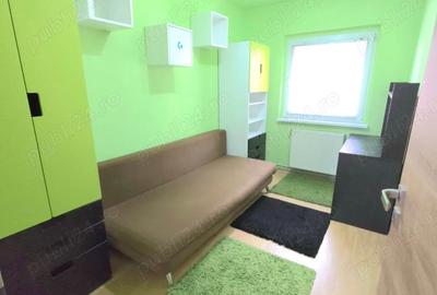 Proprietar inchiriez apartament cu 4 camere, 2 bai, decomandat, situat in Strand pe str. Barsei, la - 7