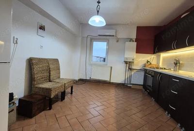 Vanzare apartament 3 camere, situat in Targu Jiu, strada Victoriei - 1