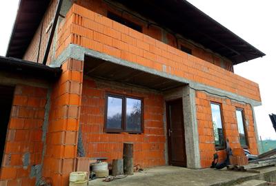 Casă individuală cu 4 camere cu Garaj în Călinești - 3