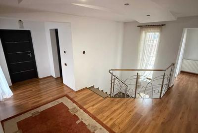 Casă cu 4 camere în Central - 2