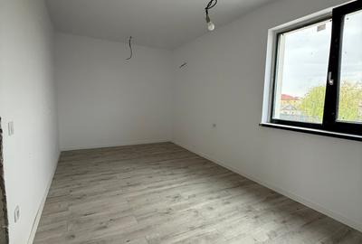 Casă individuală cu 4 camere cu Teren 240 Mp în Costi - 9