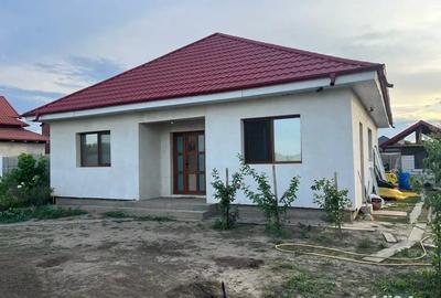 Casa de vanzare la intrare in sat Costi - 1