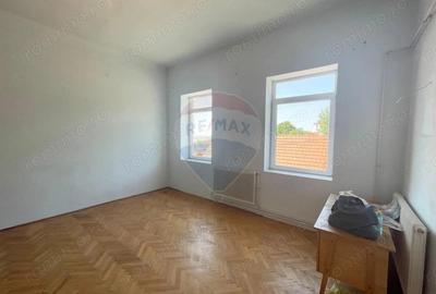 Casă cu 3 camere cu Teren 140 Mp în Central - 3